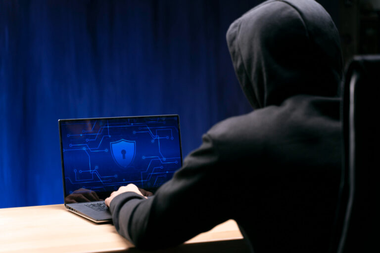 hacker piszący na komputerze
